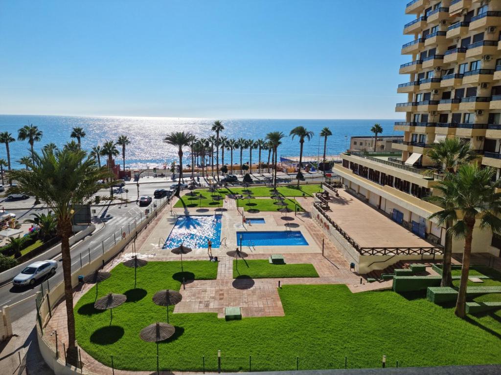 Blick auf den Strand vom Balkon eines Resorts in der Unterkunft ALOHA PLAYA in Benalmádena
