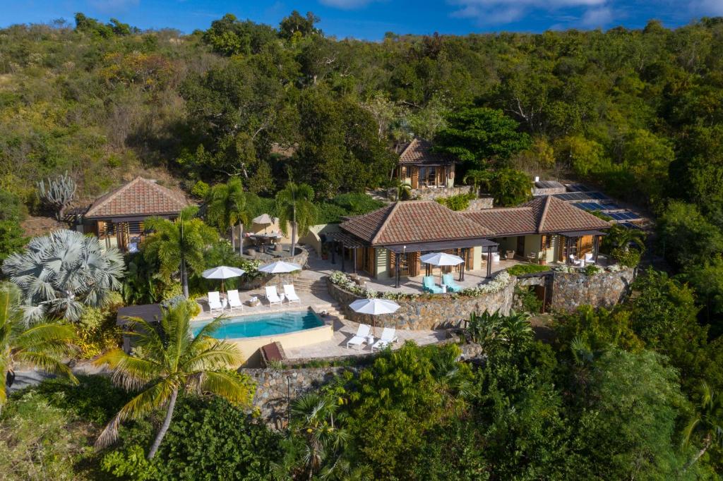 Cruz BayにあるLovango Resort and Beach Clubのスイミングプール付きのヴィラの空中ビュー