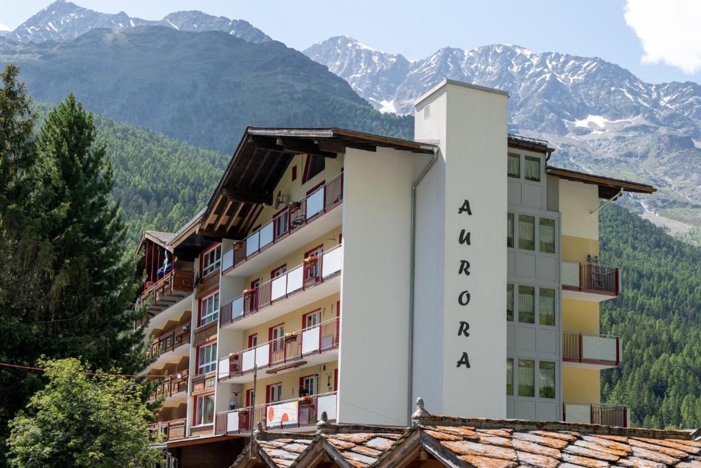 un hotel con un cartel que lee albuquerque en Haus Aurora, en Saas-Grund