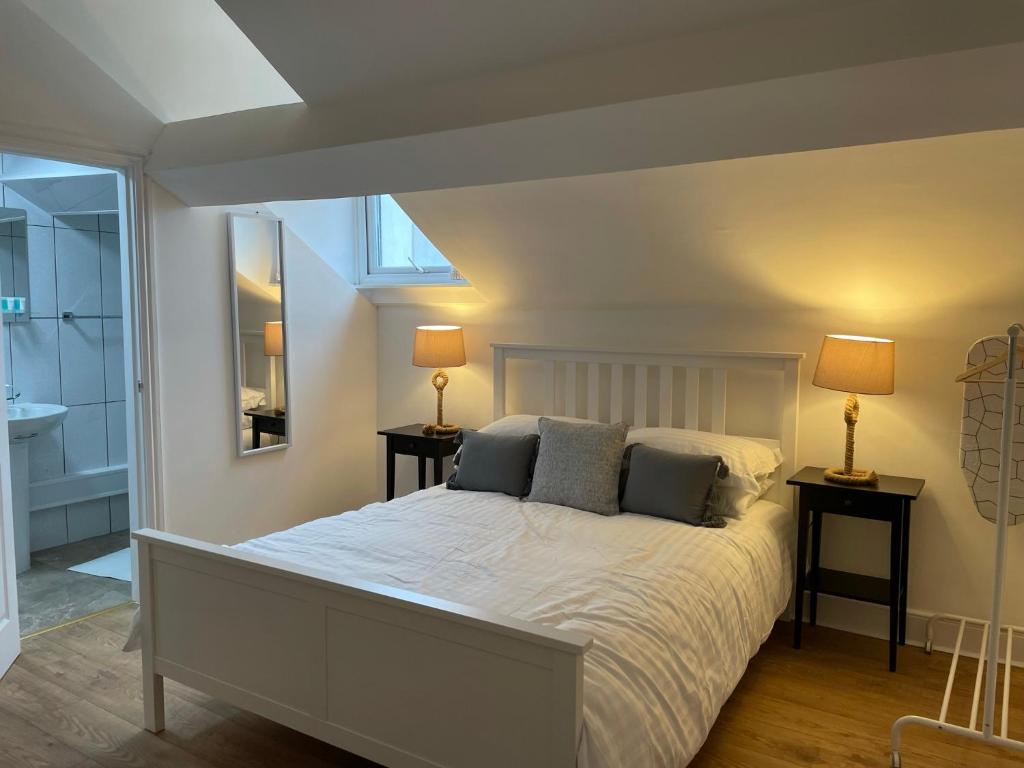 een slaapkamer met een groot bed met 2 lampen bij City Stays in Liverpool