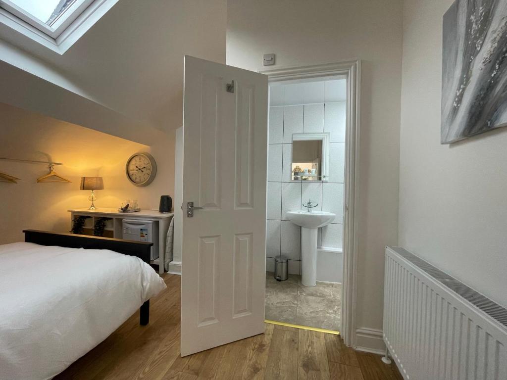 CityStays Rooms with Free Parking - Deluxe Double Room