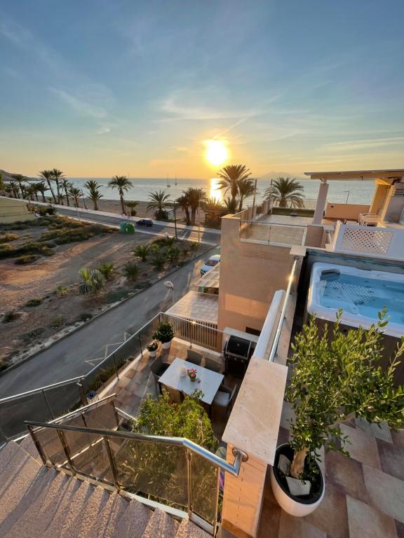 uma vista para uma casa com piscina em Penthouse La Azohia Beach em La Azohia