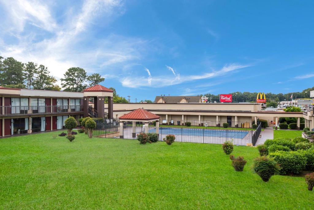 an exterior view of a hotel with a large yard at Horizon Inn & Suites in Anderson