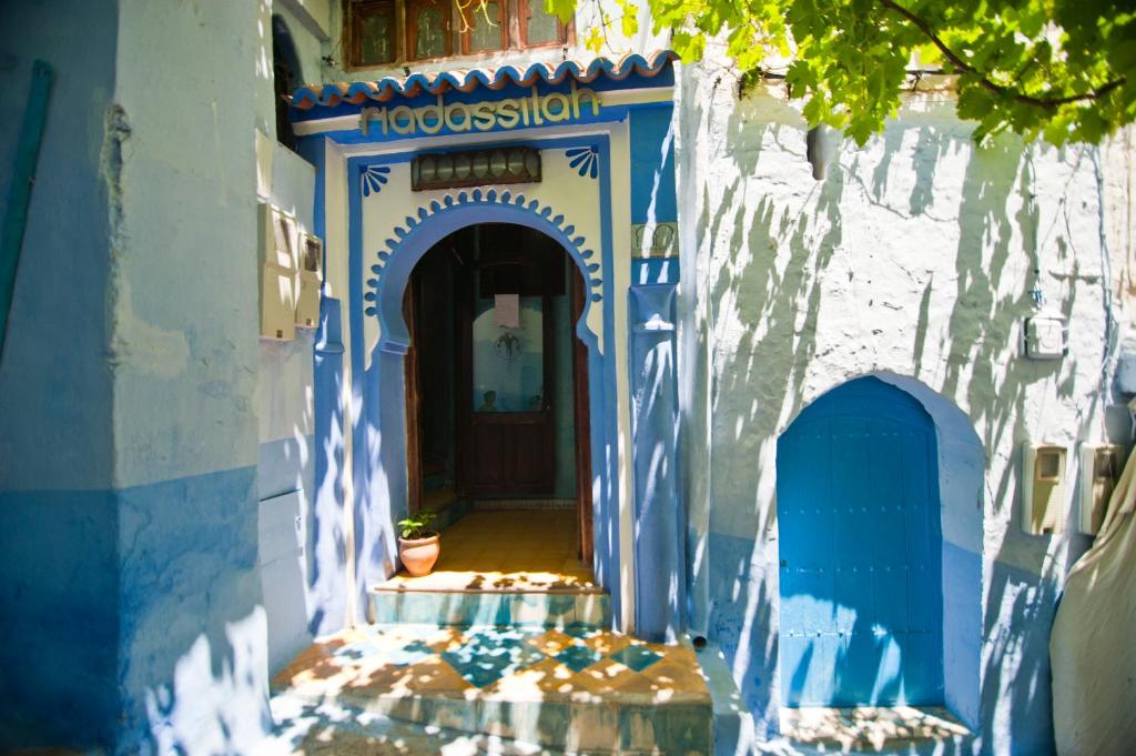 un accès bleu et blanc à un bâtiment dans l'établissement Riad Assilah Chaouen, à Chefchaouen