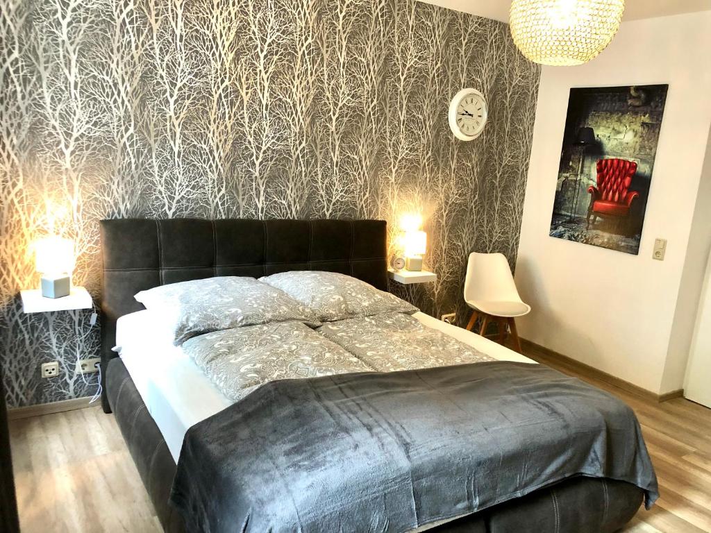 um quarto com uma cama grande e uma cabeceira preta em Apartment Zum grauen Wolf em Erfurt