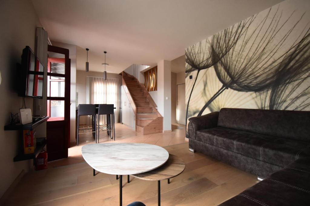 uma sala de estar com um sofá e uma mesa em Happinest Private Suite with Jacuzzi em Kalymnos