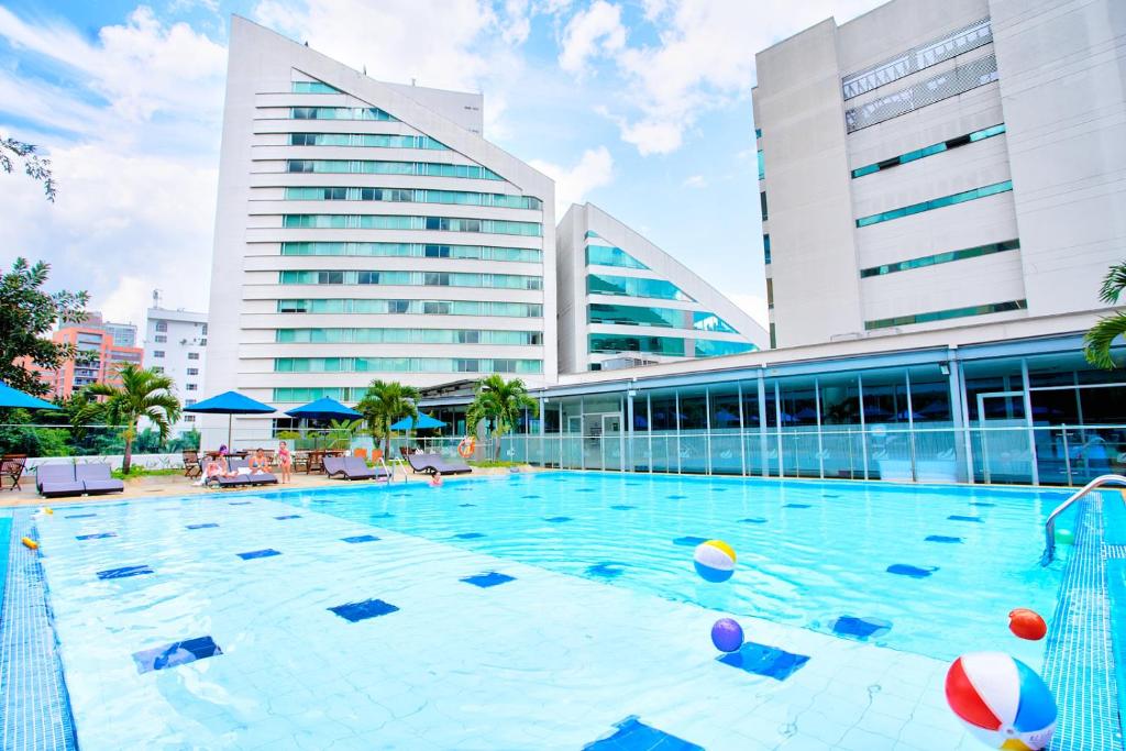 una gran piscina frente a un edificio en Hotel San Fernando Plaza en Medellín