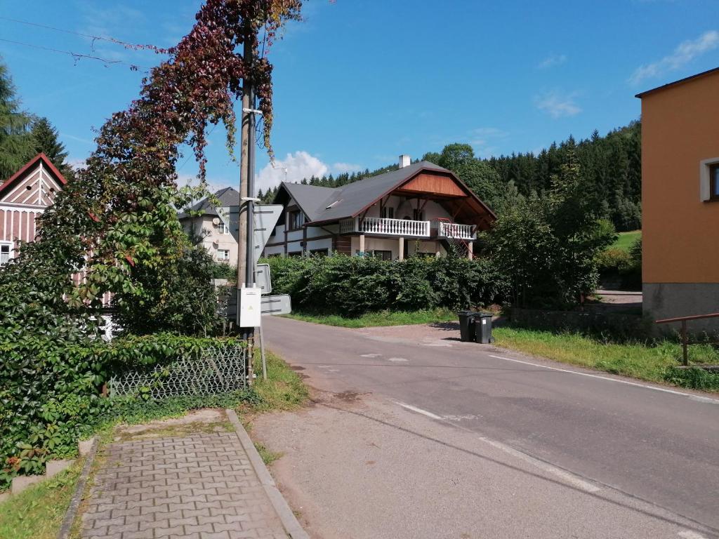 dom przy drodze w obiekcie Ubytování u Šveců w mieście Jívka