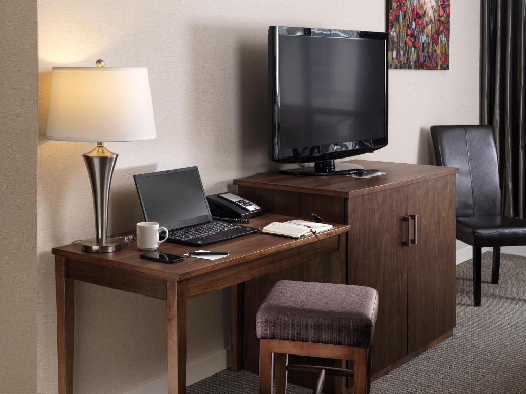 Una televisión o centro de entretenimiento en Huntingdon Hotel and Suites