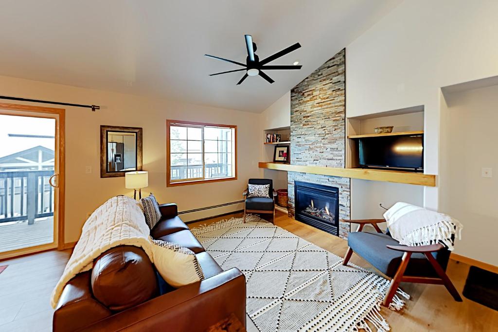 ein Wohnzimmer mit einem Sofa und einem Kamin in der Unterkunft Sunray Meadows 1109 in Steamboat Springs