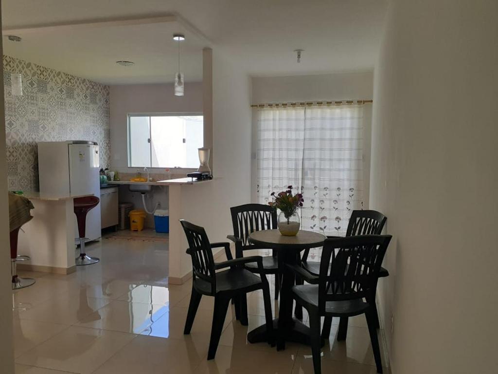 - une table à manger et des chaises dans la cuisine dans l'établissement Casa do sol, à Arembepe