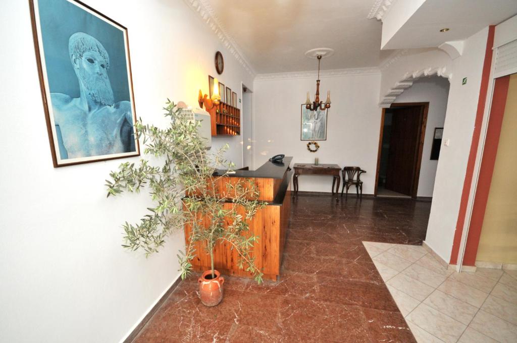 ein Wohnzimmer mit einer Pflanze an der Wand in der Unterkunft Hotel Galaxy in Souvala