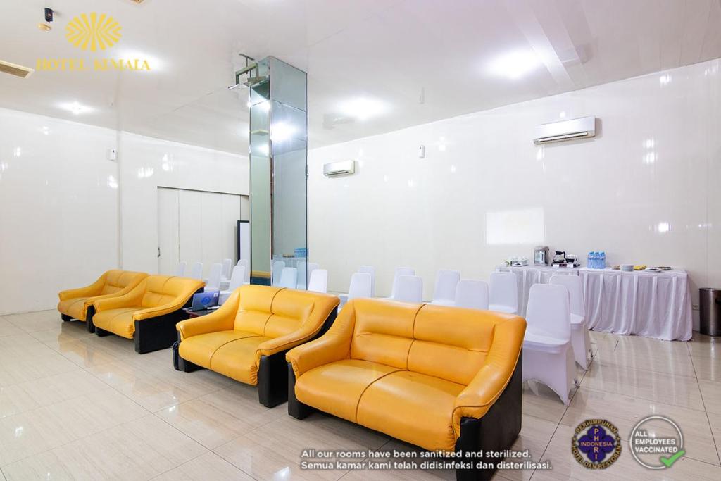 Posezení v ubytování KUMALA HOTEL BANDUNG