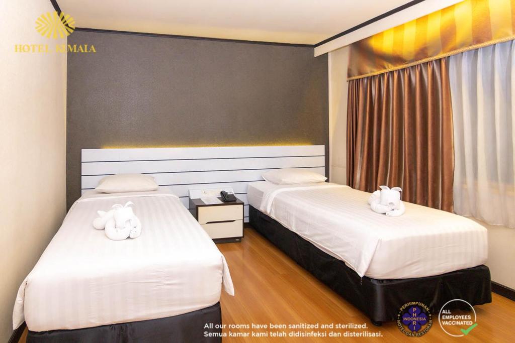 Postel nebo postele na pokoji v ubytování KUMALA HOTEL BANDUNG
