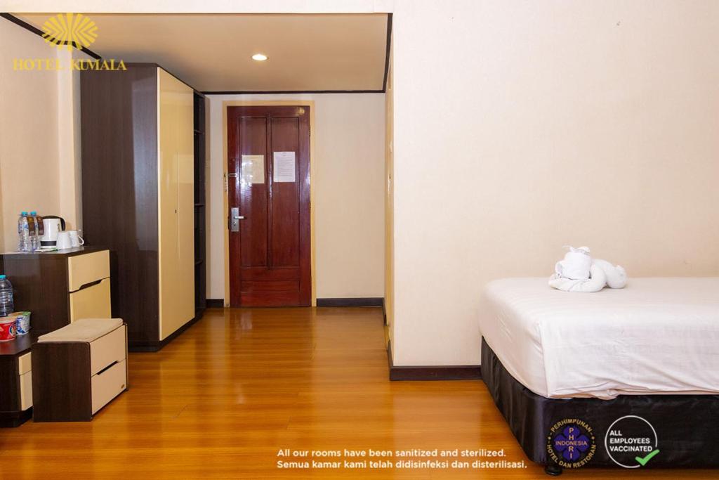 Postel nebo postele na pokoji v ubytování KUMALA HOTEL BANDUNG