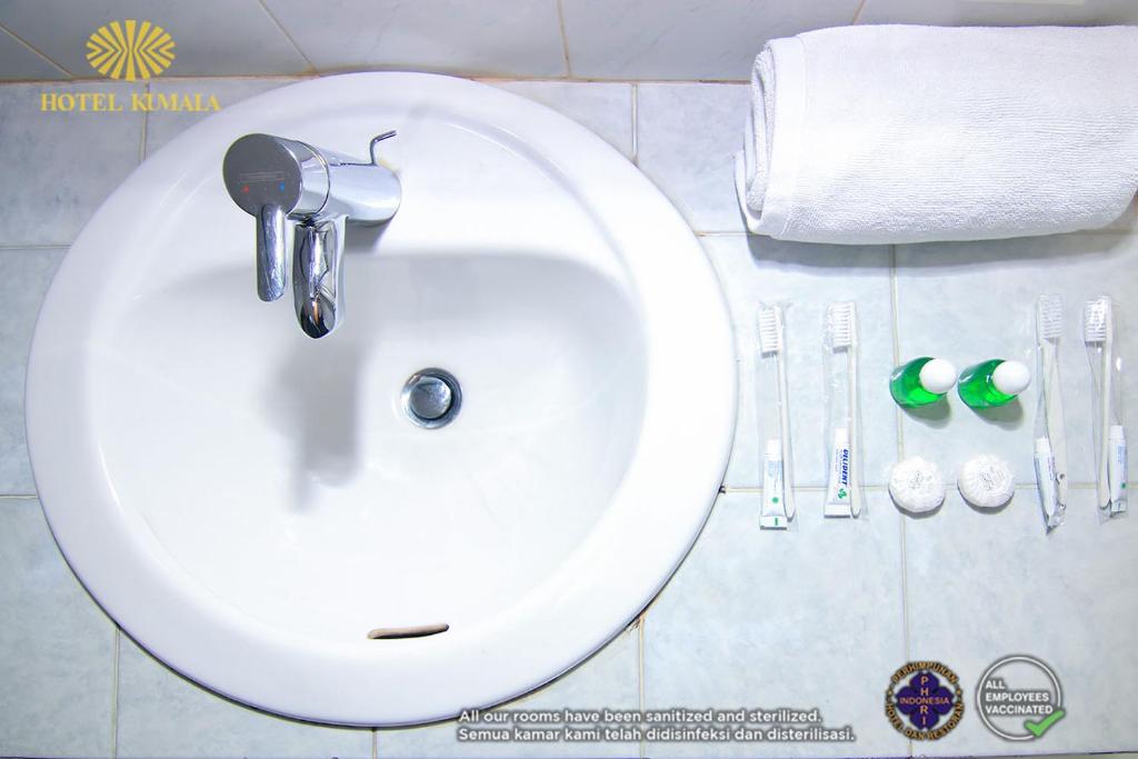 Koupelna v ubytování KUMALA HOTEL BANDUNG