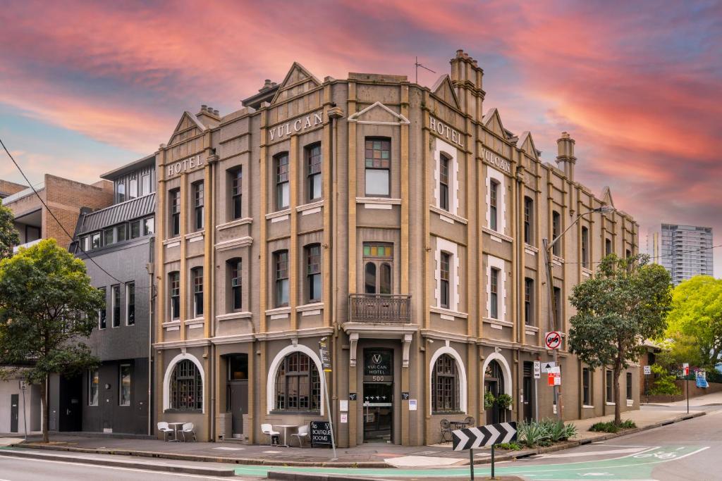 un viejo edificio en la esquina de una calle en Vulcan Hotel Sydney en Sídney