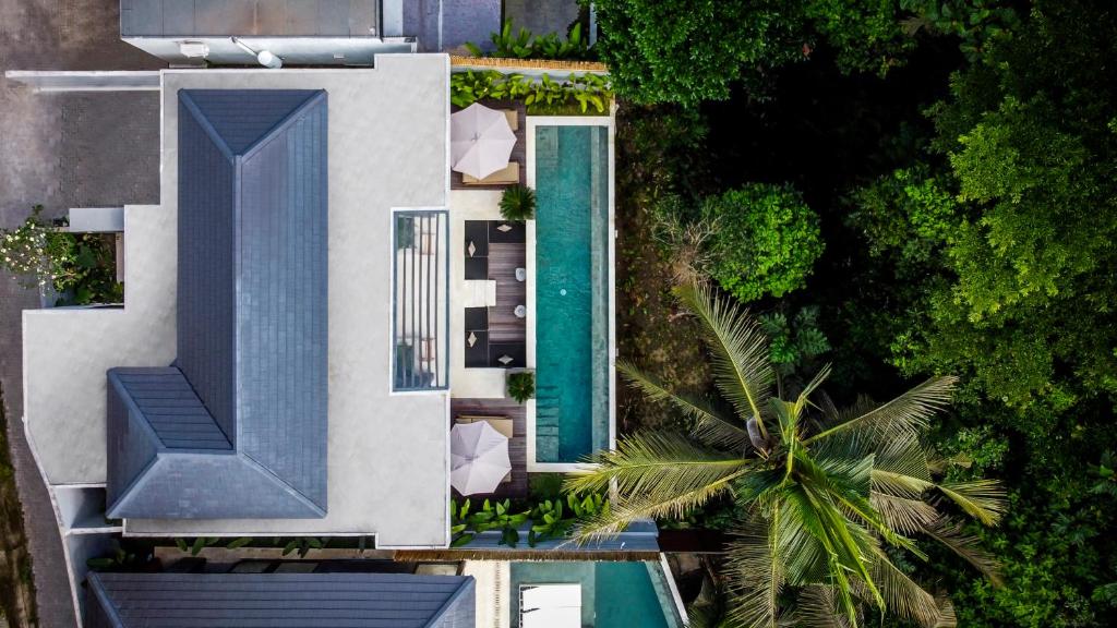 an aerial view of a house with a swimming pool at Villa Oiseau Paradis in Ubud