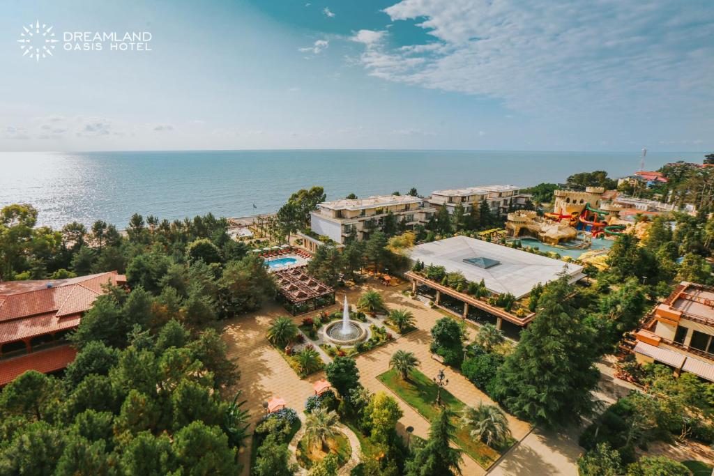 una vista aerea sul resort e sull'oceano di Dreamland Oasis Hotel a Chakvi