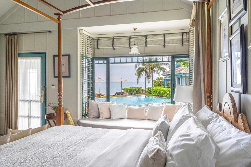 Postel nebo postele na pokoji v ubytování Devasom Hua Hin Resort
