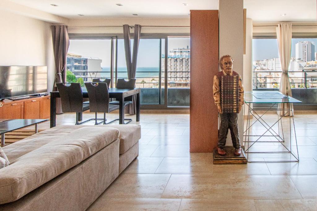 Ein Mann steht mitten im Wohnzimmer. in der Unterkunft Loft Space - Time in Cádiz in Cádiz
