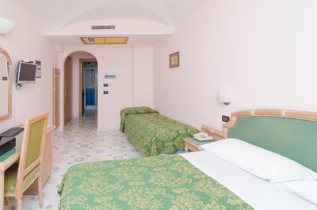 Postel nebo postele na pokoji v ubytování Hotel Terme Saint Raphael