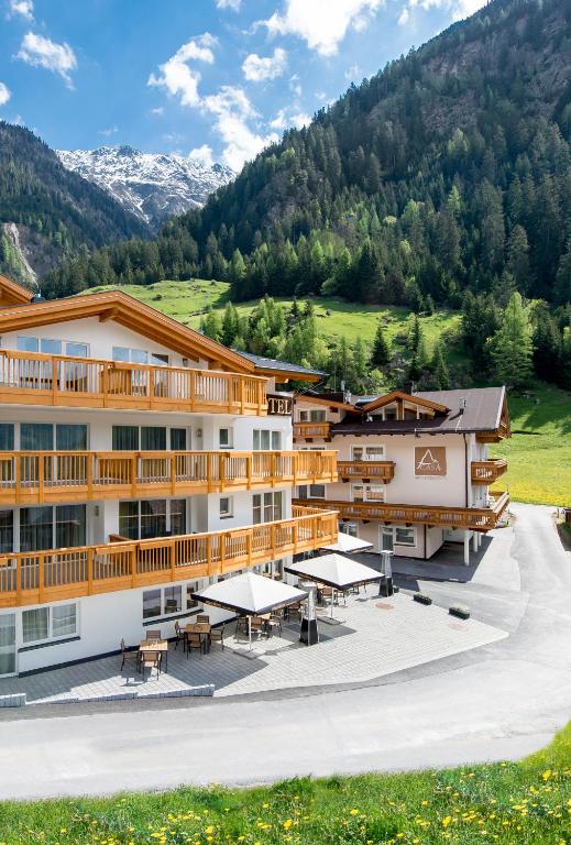 hotel z dziedzińcem i górami w tle w obiekcie A Casa Saphir Appartement-Hotel w Solden