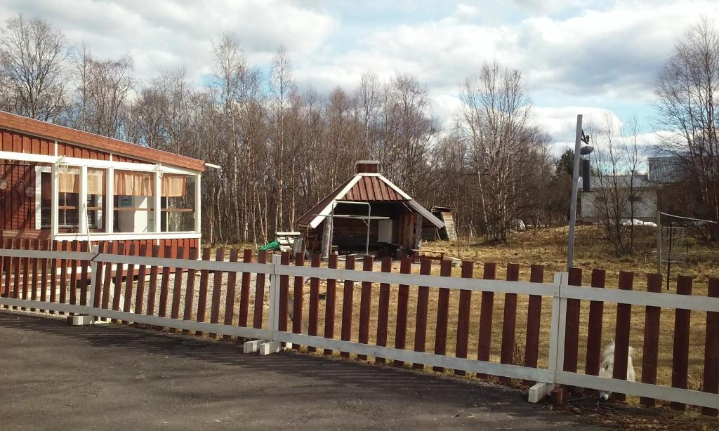 a wooden fence in front of a small building at Ranta Antti 3 in Inari