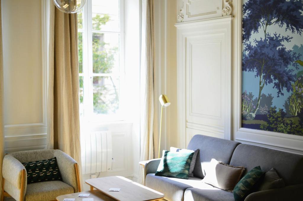 - un salon avec un canapé et une fenêtre dans l'établissement Eden blue, Lovely flat, bright & cosy in Lyon, à Lyon