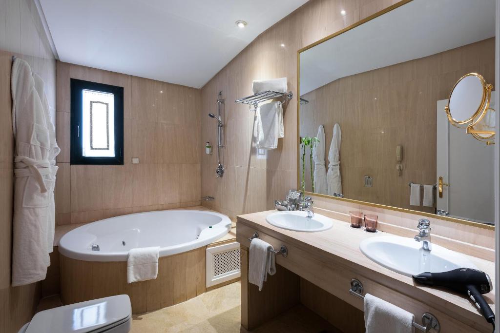 Kúpeľňa v ubytovaní AZZ Mérida Medea Hotel