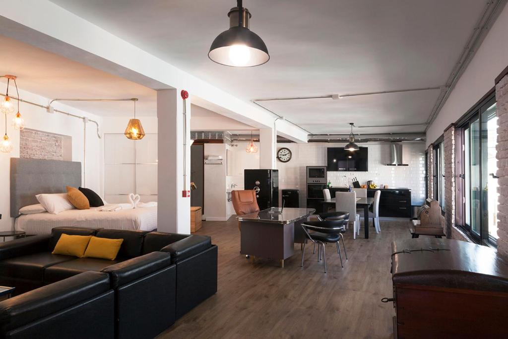salon z kanapą i łóżkiem oraz kuchnia w obiekcie El Hierro Bed & Loft w mieście Valverde