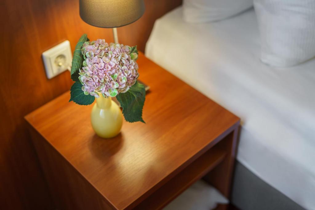 Postel nebo postele na pokoji v ubytování Hotel Kronprinz Hamburg Hauptbahnhof