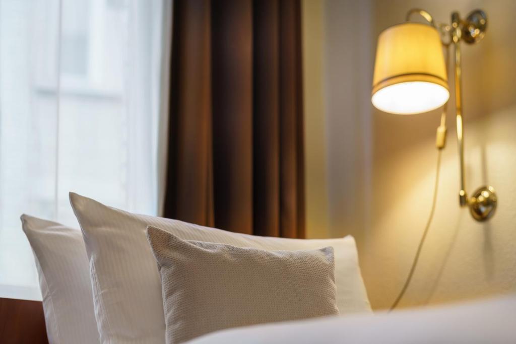Postel nebo postele na pokoji v ubytování Hotel Kronprinz Hamburg Hauptbahnhof