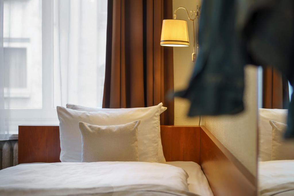 Postel nebo postele na pokoji v ubytování Hotel Kronprinz Hamburg Hauptbahnhof
