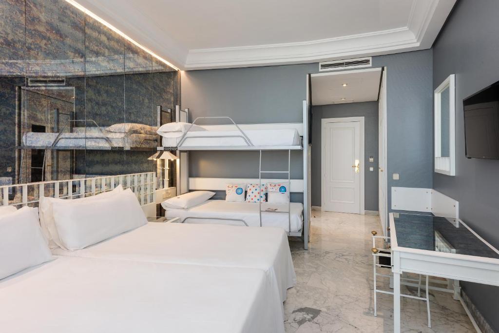 Posteľ alebo postele v izbe v ubytovaní AZZ Mérida Medea Hotel