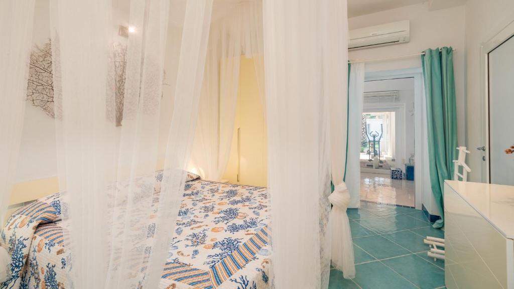 Łóżko lub łóżka w pokoju w obiekcie Villa Ambra 10, Emma Villas