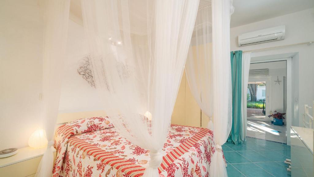 Łóżko lub łóżka w pokoju w obiekcie Villa Ambra 10, Emma Villas