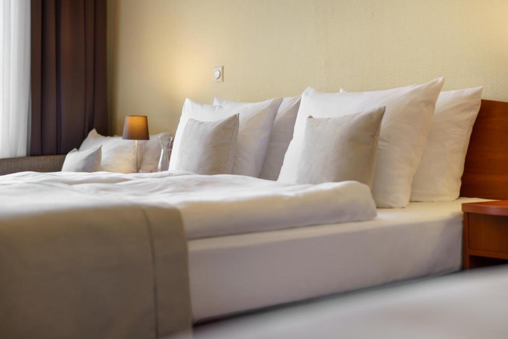 Postel nebo postele na pokoji v ubytování Hotel Kronprinz Hamburg Hauptbahnhof
