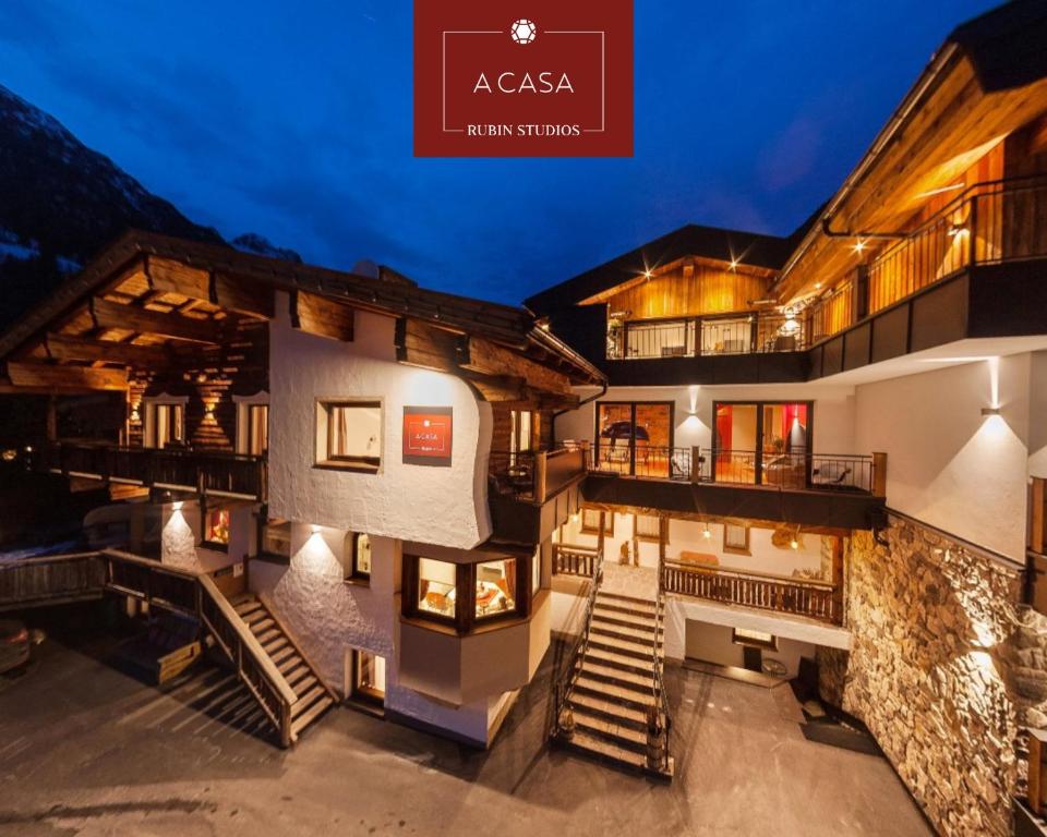 una imagen de una casa por la noche con la firma de Alaska en A CASA Rubin Chalet & Studio Resort, en Sölden