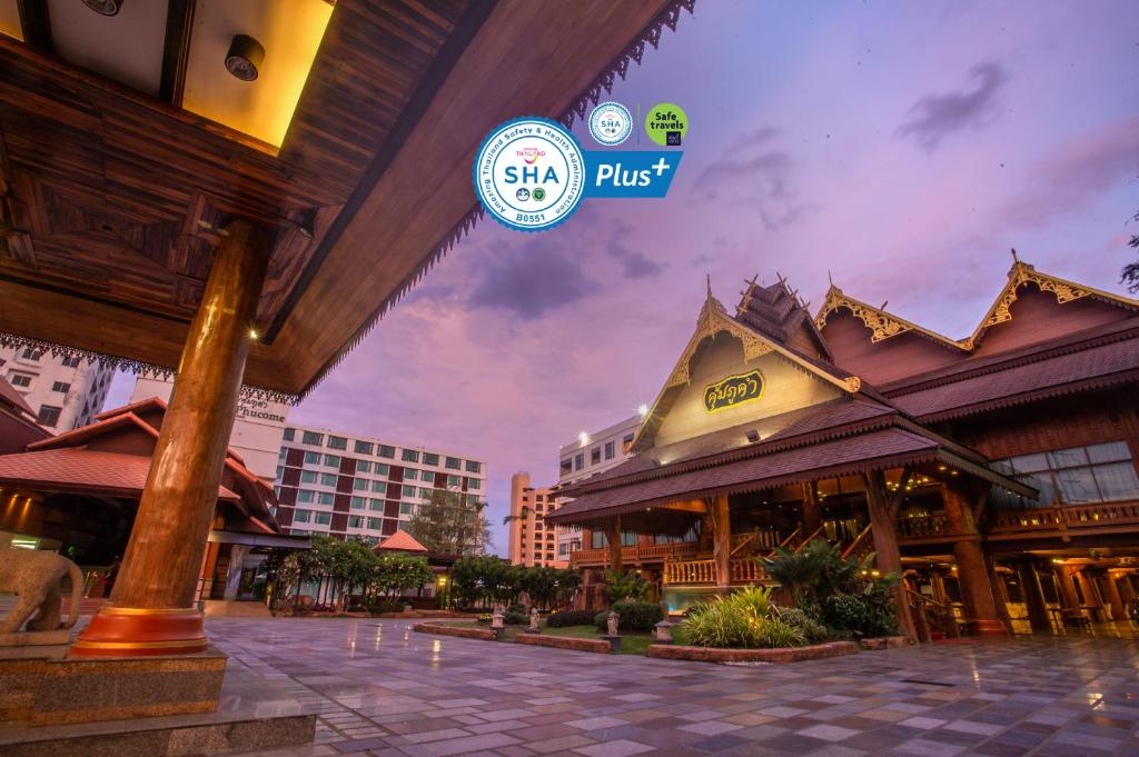 Blick auf ein Gebäude in der Nacht in der Unterkunft Khum Phucome Hotel -SHA Extra Plus in Chiang Mai