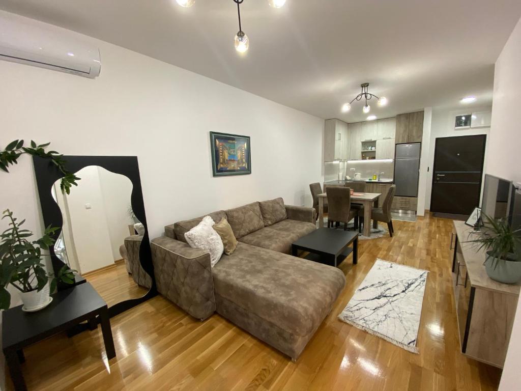 a living room with a couch and a table at Apartman SM Kragujevac II in Kragujevac