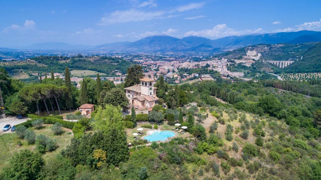 una vista aérea de una casa en una colina con piscina en Villa Milani 14, Emma Villas, en Spoleto