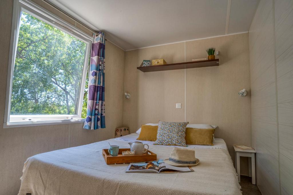 Postel nebo postele na pokoji v ubytování Camping Le Bois Fleuri