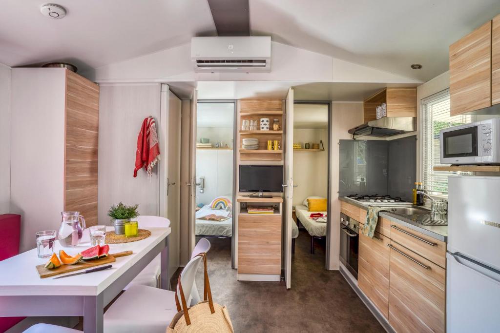 Kuchyň nebo kuchyňský kout v ubytování Camping Le Bois Fleuri