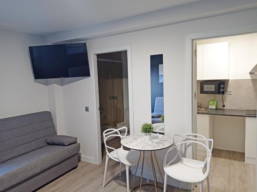 Kuchyň nebo kuchyňský kout v ubytování Apartamentos Santander Maliaño Suites 3000