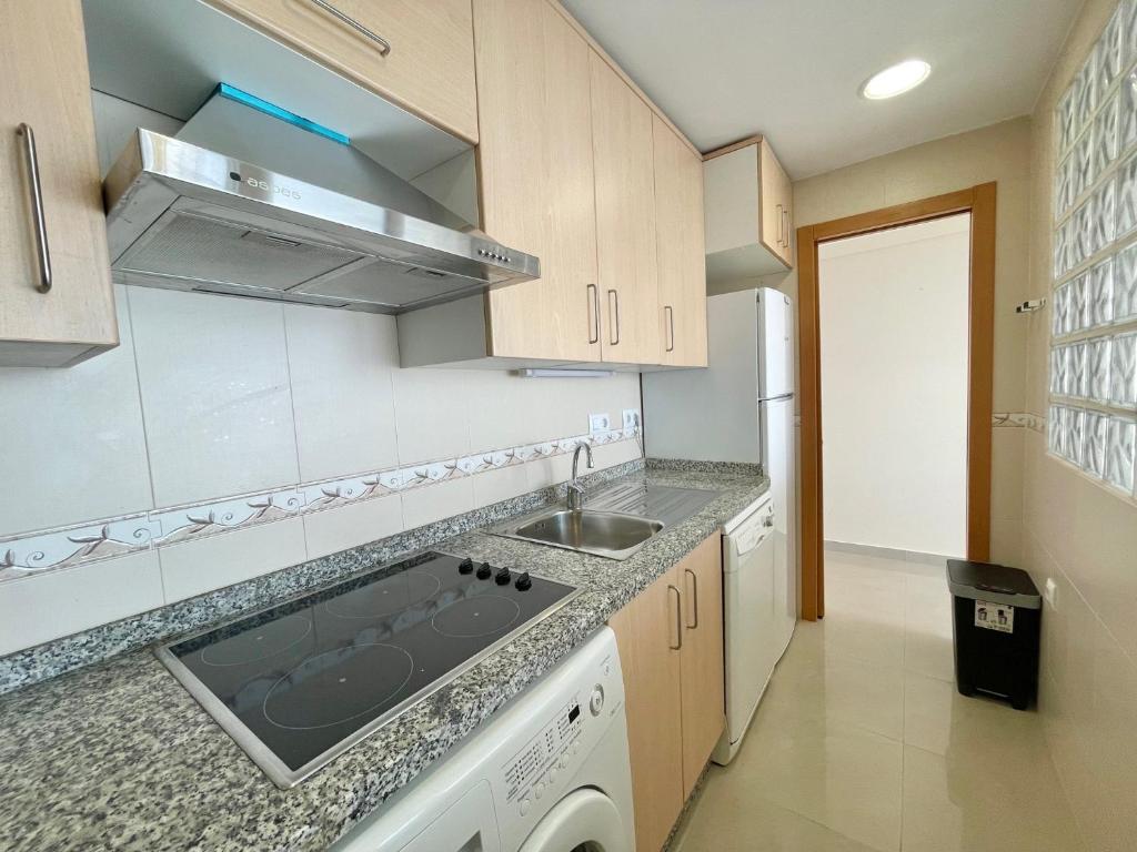 Kuchyň nebo kuchyňský kout v ubytování Miramar Seafront Levante R596