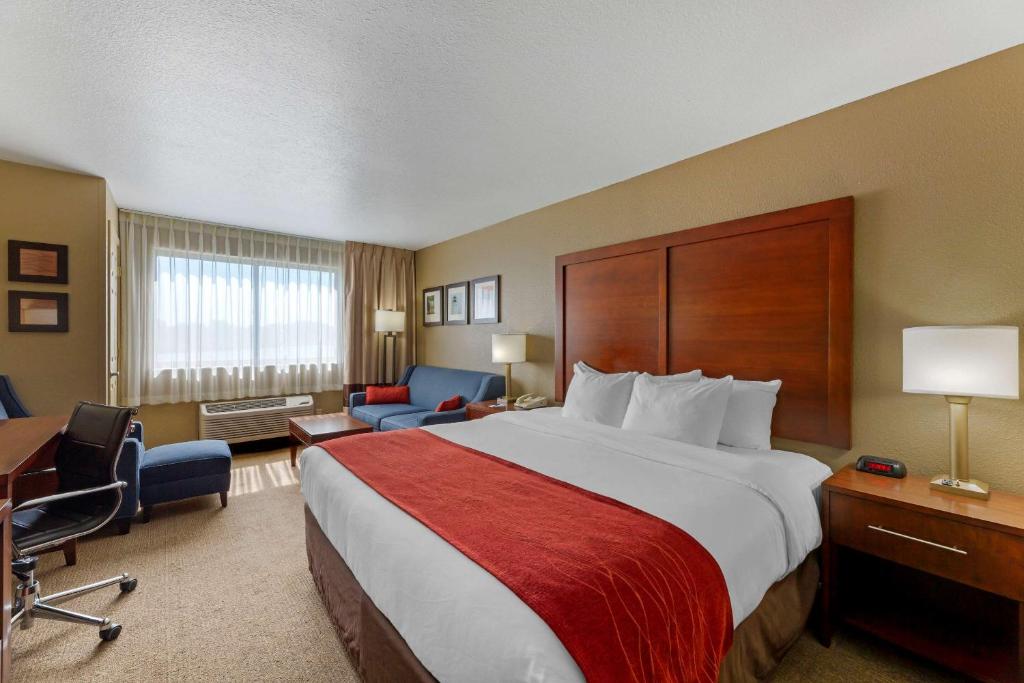 een hotelkamer met een groot bed en een bureau bij Comfort Inn River's Edge in Huron