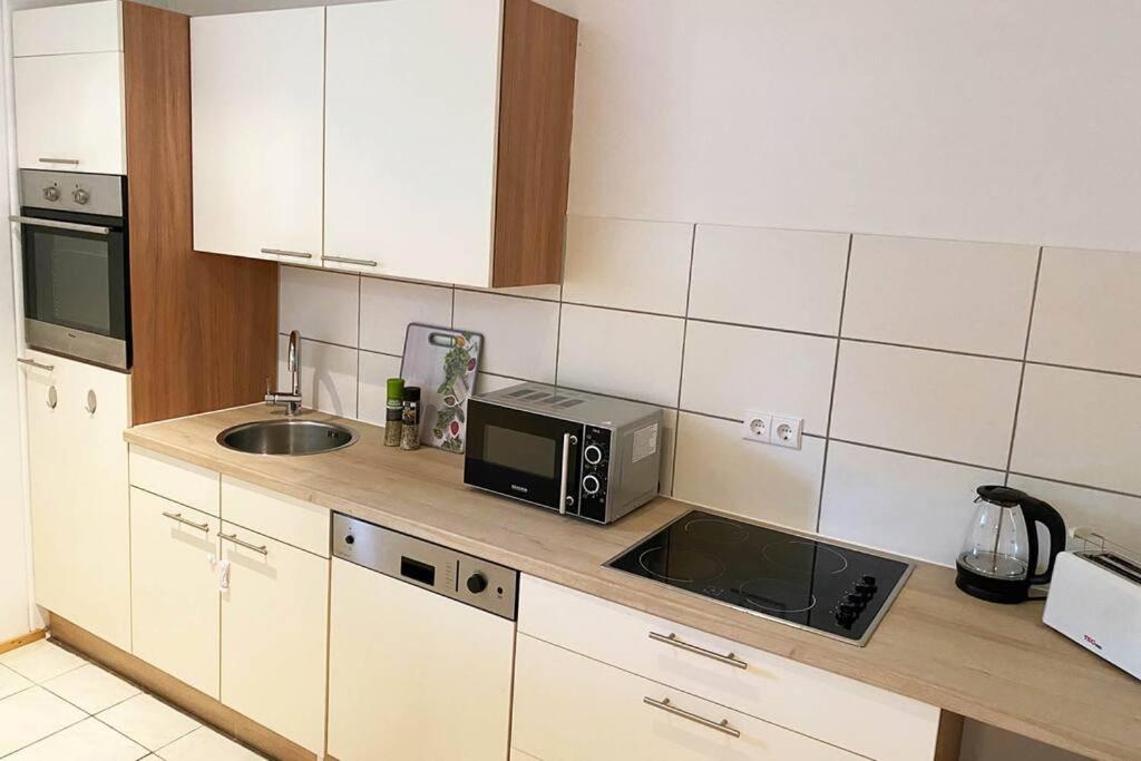 2 room work & stay flat with Smart-TV and WLAN tesisinde mutfak veya mini mutfak