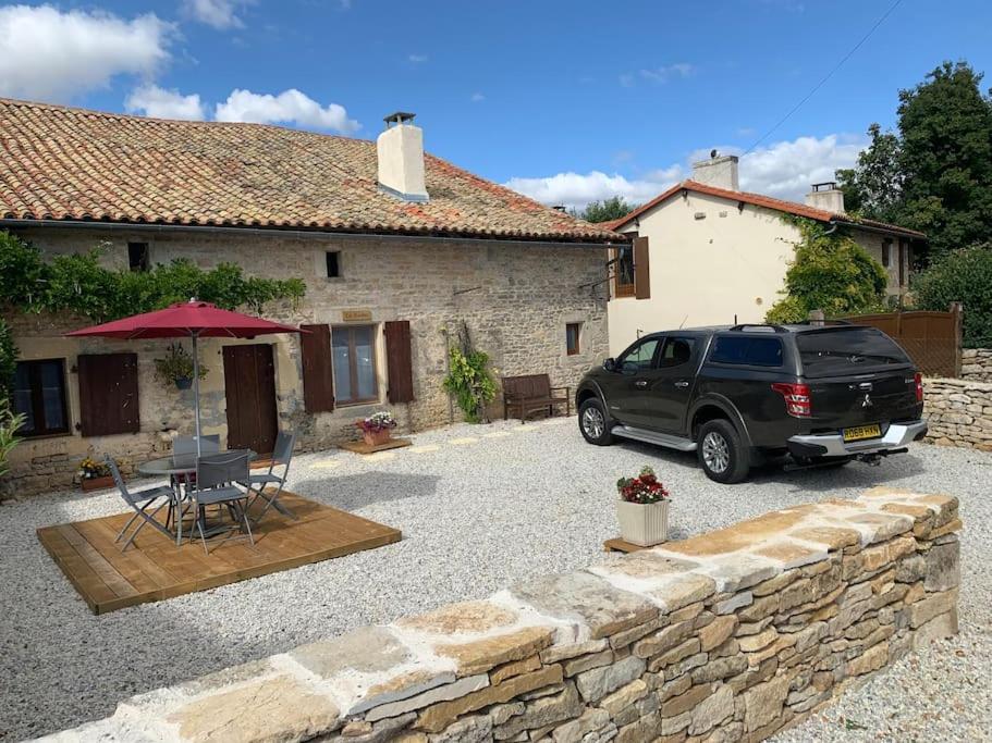 um carro estacionado em frente a uma casa em Les Roches em Vanzay