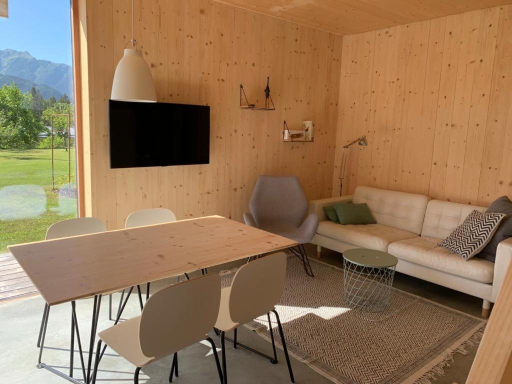 Televízia a/alebo spoločenská miestnosť v ubytovaní Modern & Homely Nature-Apartemt